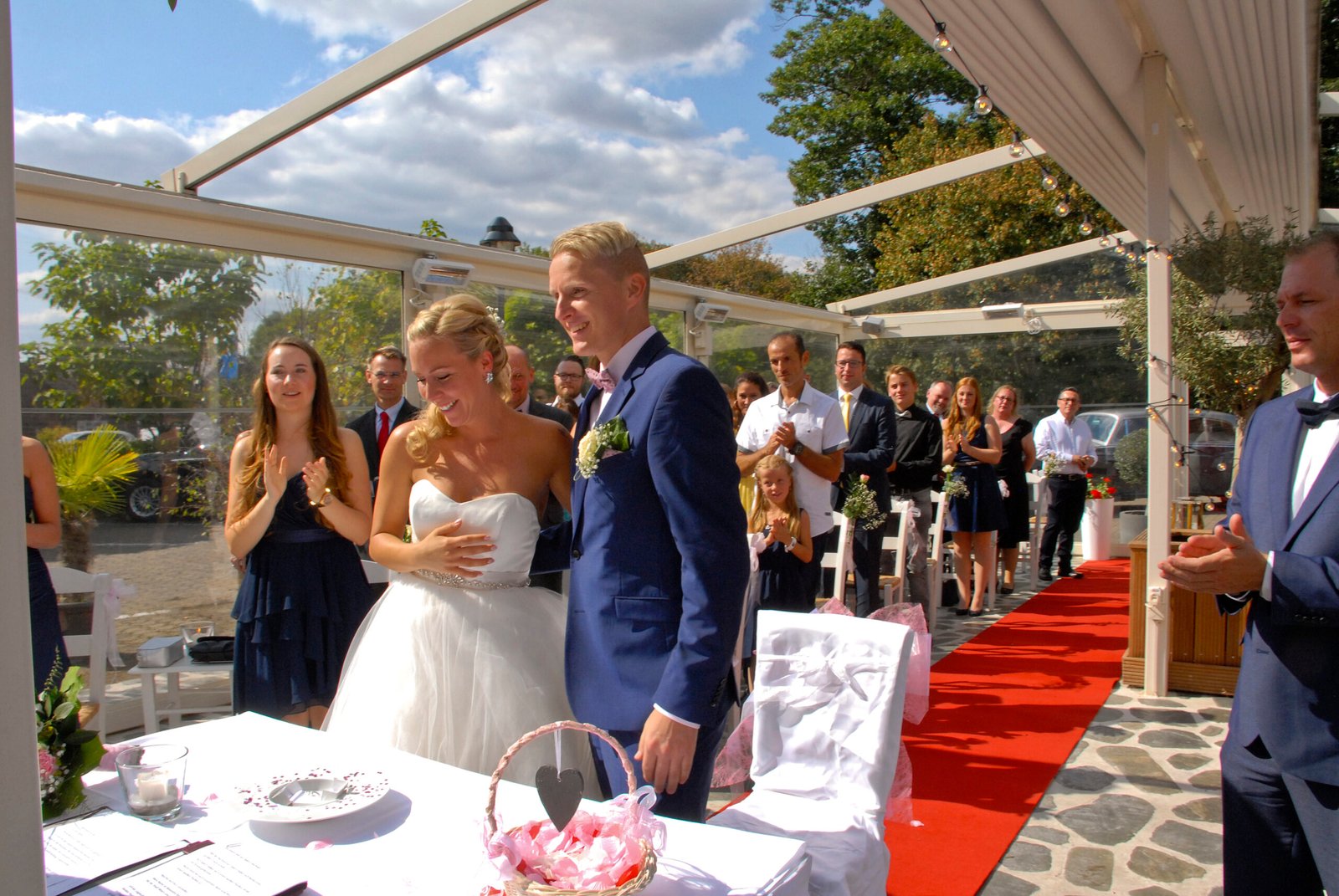 Brautpaar und Gäste bei einer Hochzeit auf der Terrasse von Omega