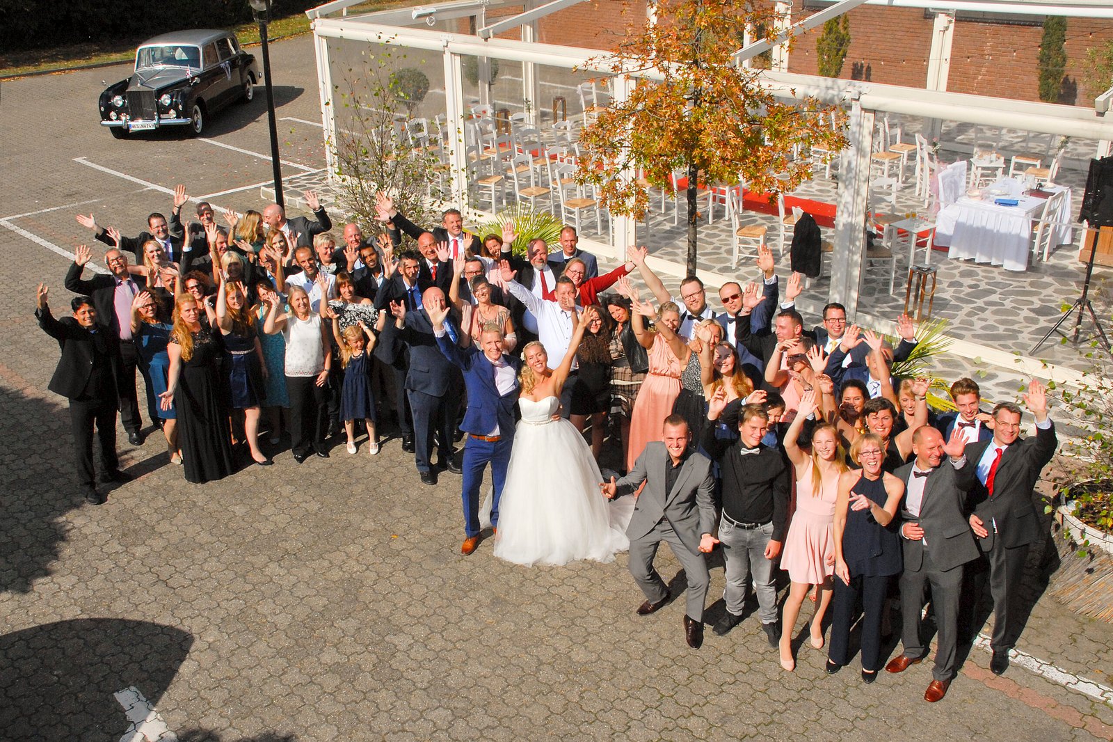 Hochzeitsgesellschaft vor der Terrasse des Restaurant Omega