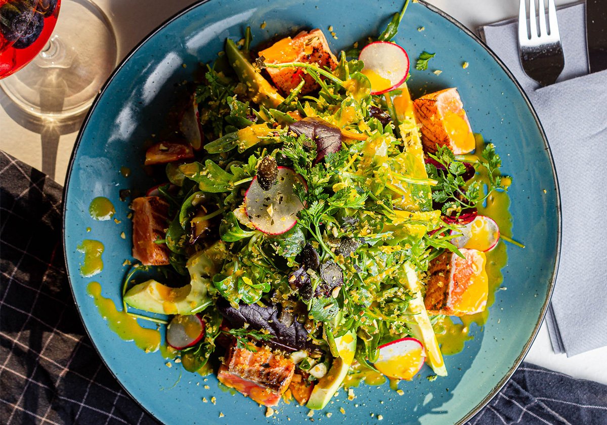 Bunter Salat mit gegrilltem Lachs, Avocado und Radieschen im Restaurant Omega Moers