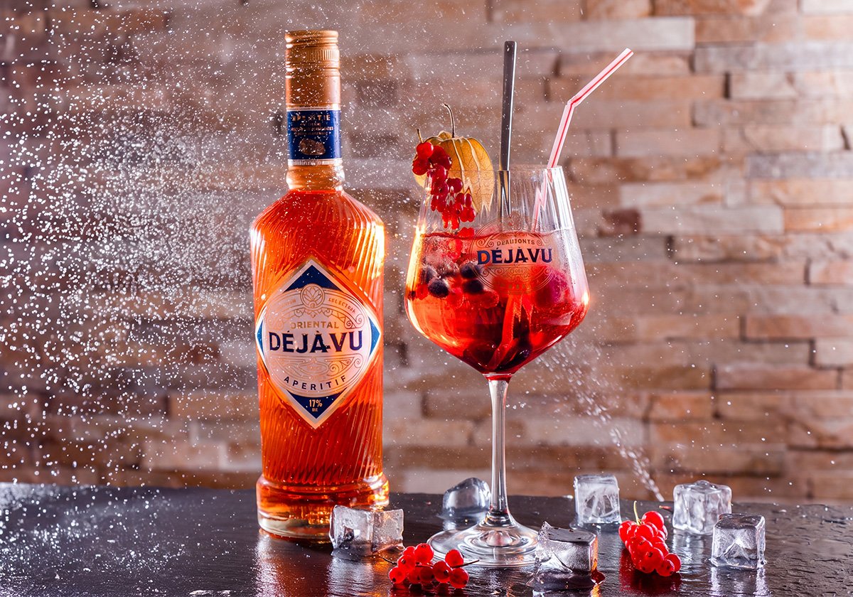Aperitif-Flasche und Cocktail mit roten Johannisbeeren an der Bar des Restaurant Omega Moers