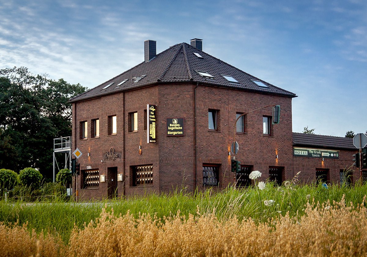 Backsteingebäude von Hotel und Restaurant Omega an der Rheinberger Straße in Moers